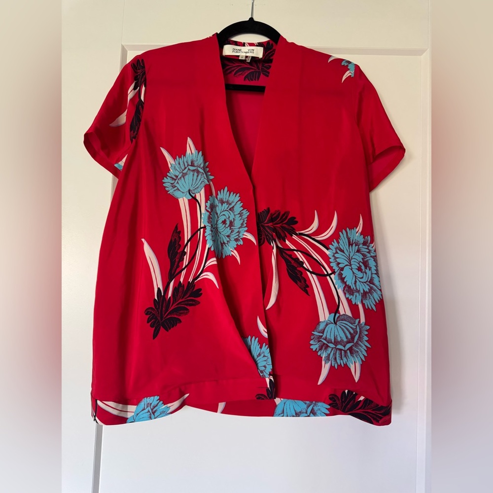 DIANE VON FURSTENBERG 100% SILK FARLI CROSS-OVER BLOUSE RED FLORAL TOP SIZE 6 - Picture 3 of 7
